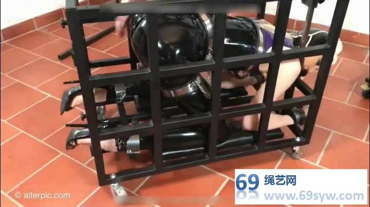  乳胶女弩被女S锁上重型镣铐和贞操带还有芭蕾靴/36分钟