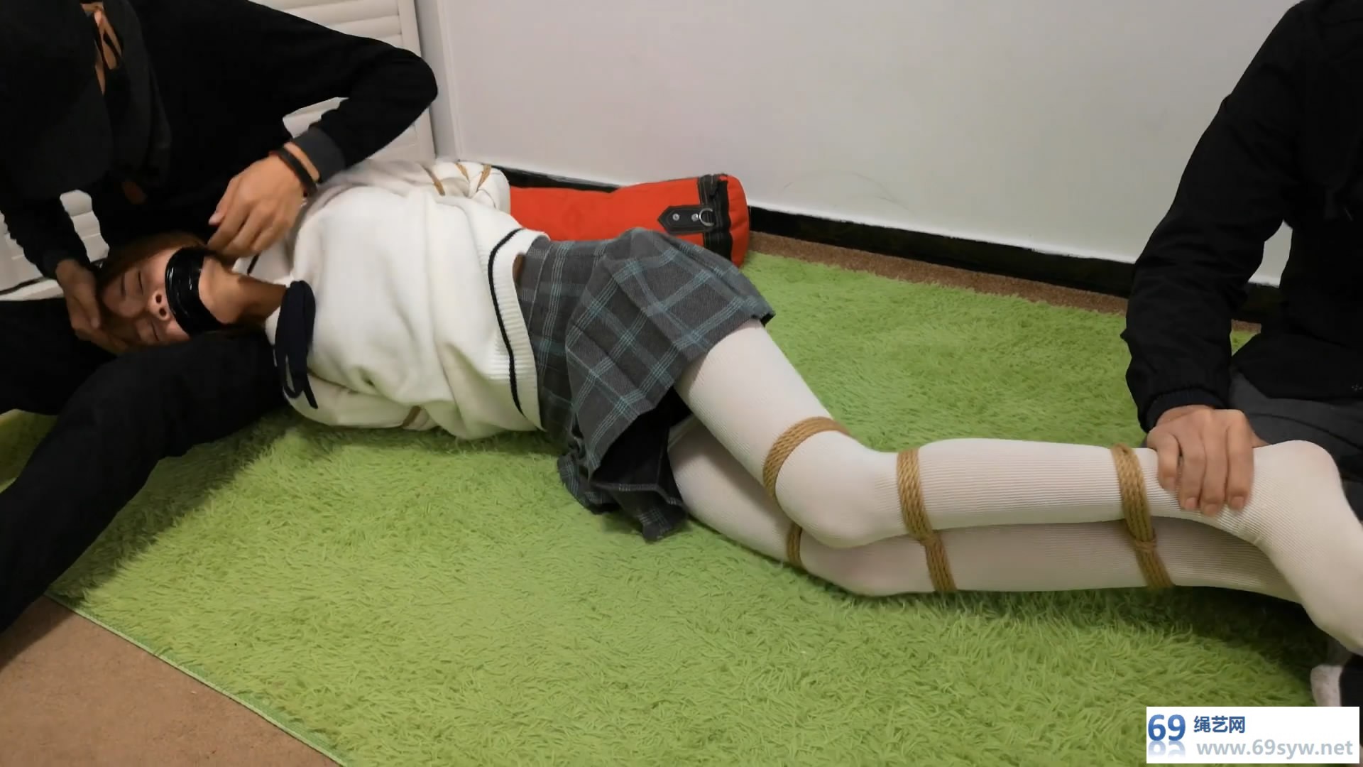  随心原创_长腿白丝学妹 媛媛遭劫/34分钟
