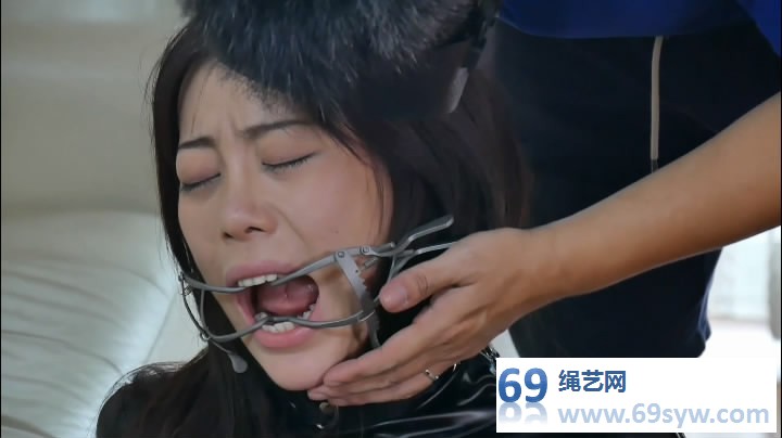  猎美工作室暗夜女怪盗 惨被T教成母狗，爬行，叼物，香舌/27分钟