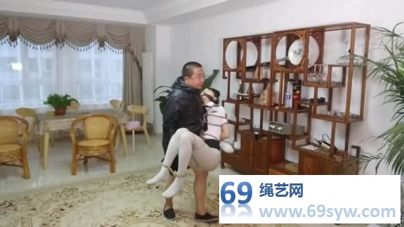  蝴蝶效应03 佟娅全身拘束，解开拘束就引发炸弹~女井玩命挣扎/18分钟