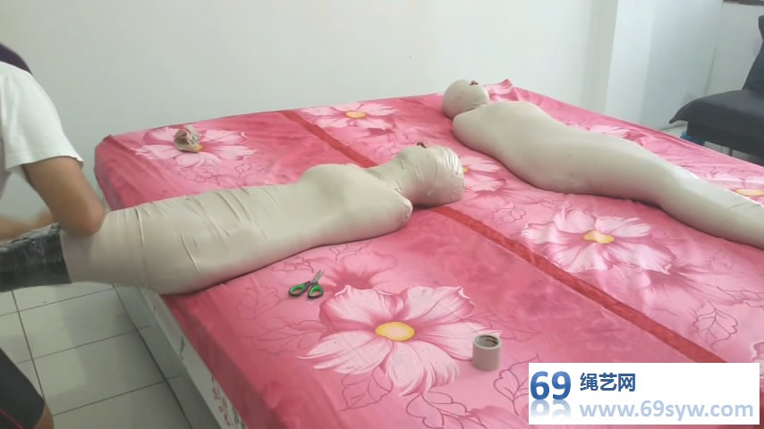  两个女弩被做成全包木乃伊 Beautiful Girl  in Mummification/39分钟