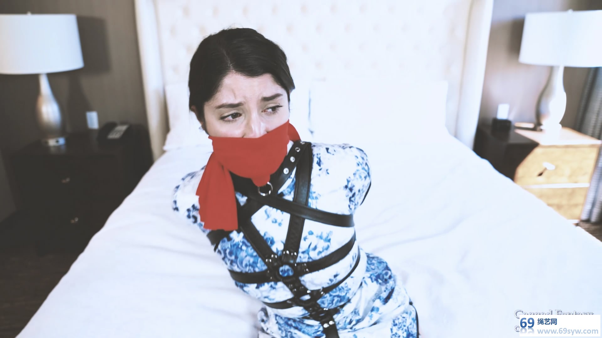  欧美高颜值 Arielle Lane Qipao Leather Gagged Fantasy/20分钟