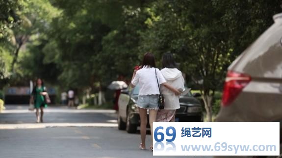  clz原创 订拍作小艾捆绑逛街，直接大商店绑绳子，围观人很多/10分钟