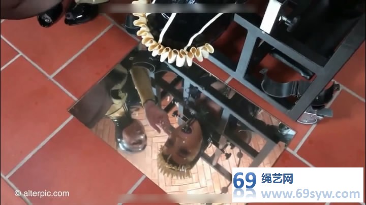  乳胶女弩被女S锁上重型镣铐和贞操带还有芭蕾靴/36分钟