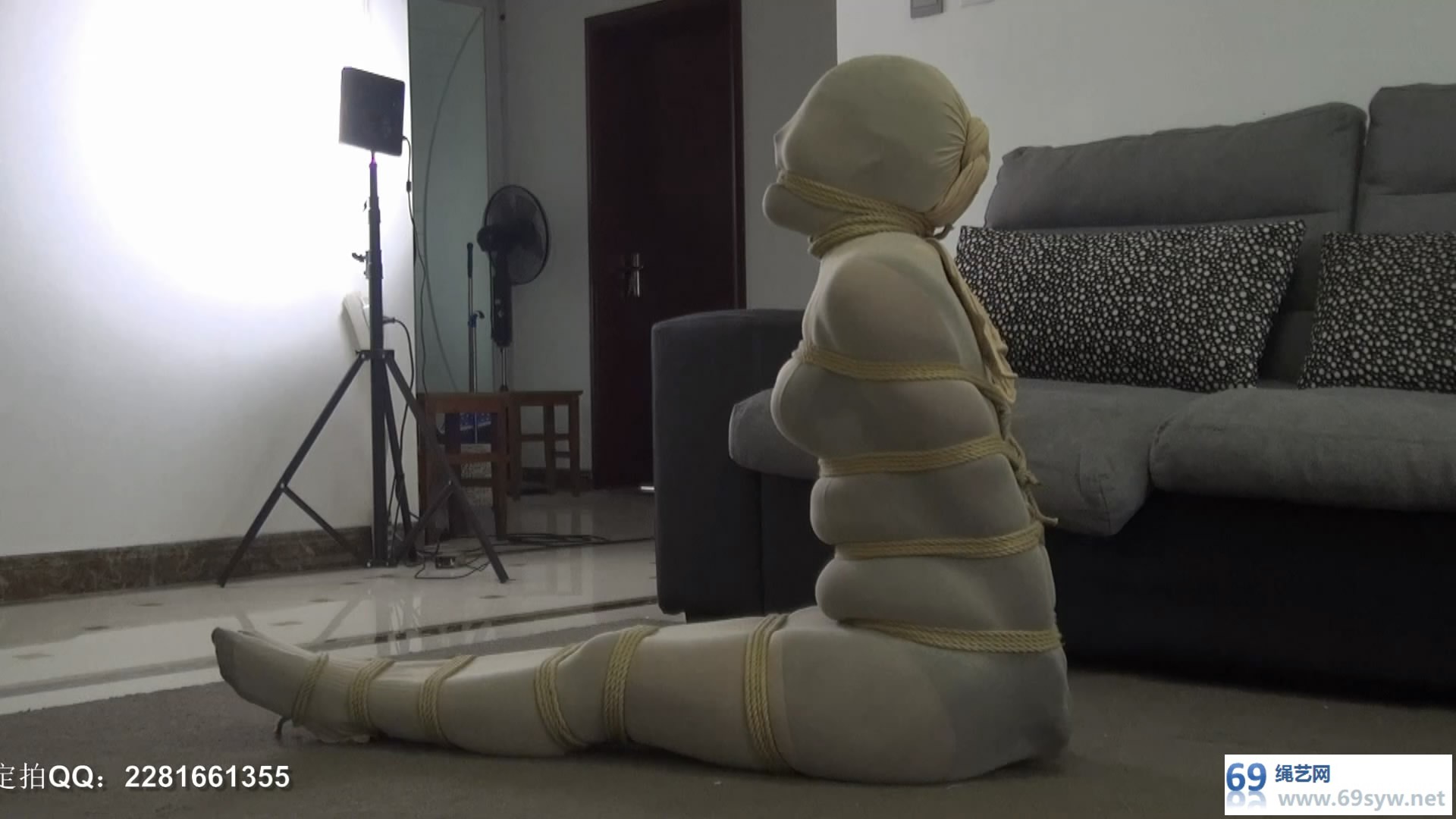  灰鸟原创_丝袜女飞贼被擒记 丝袜全包驷马紧缚 感官封闭囚禁/33分钟