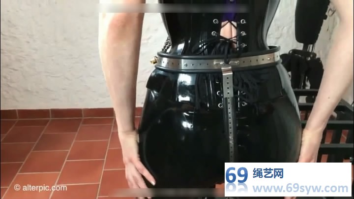  乳胶女弩被女S锁上重型镣铐和贞操带还有芭蕾靴/36分钟