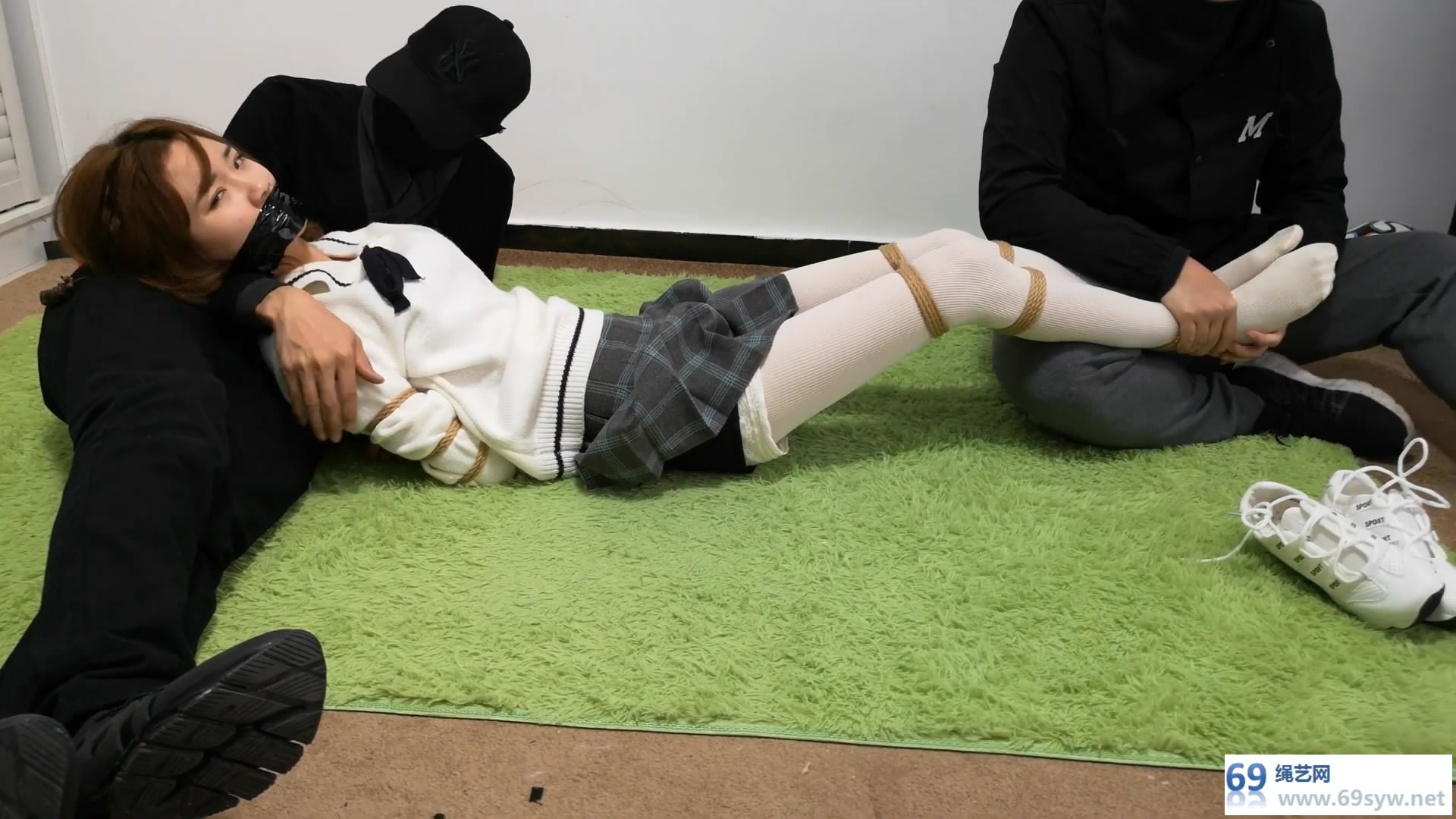  随心原创_长腿白丝学妹 媛媛遭劫/34分钟