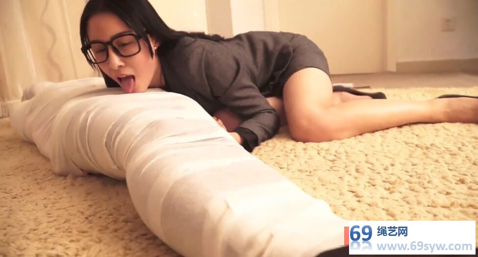  逍遥 老师的秘密 下，佟娅依然 全包木乃伊，舔丝袜脚/26分钟