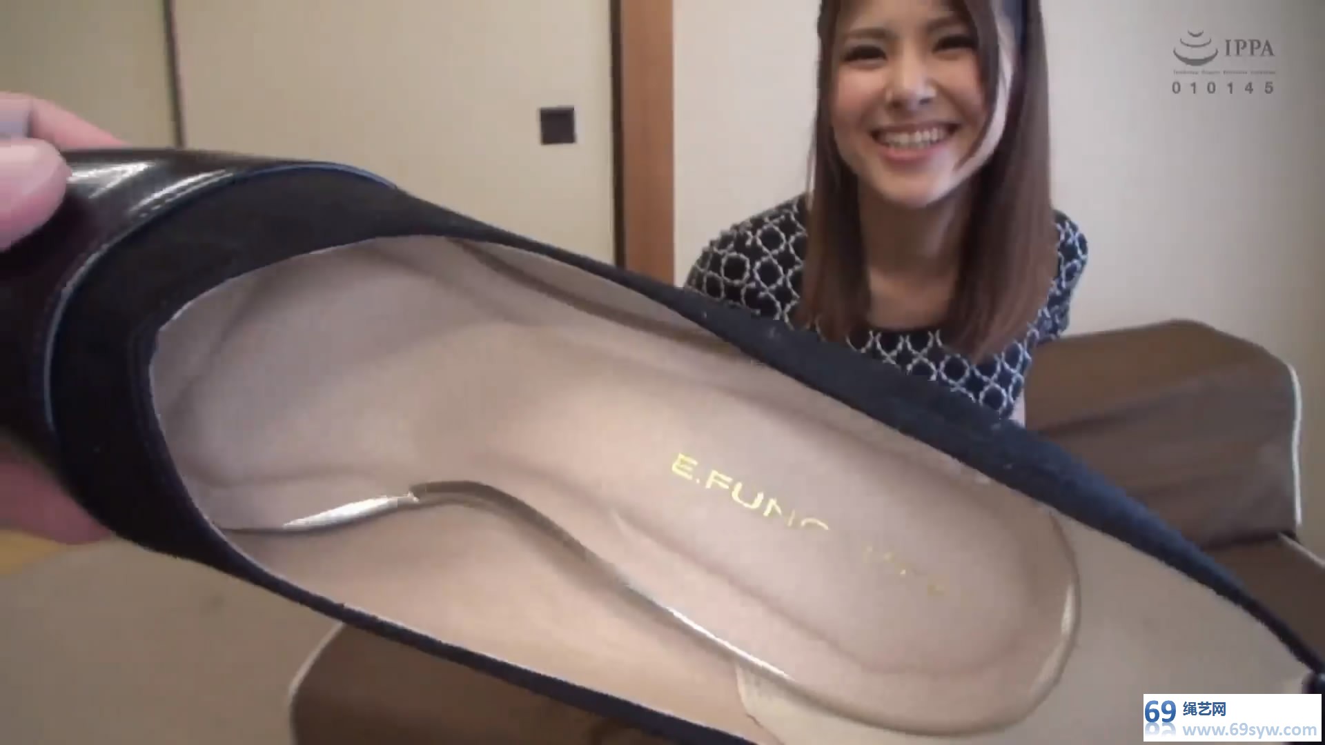  纯丝袜恋物片，这样的美女居然也迷恋丝袜！熟女の美脚を包/23分钟