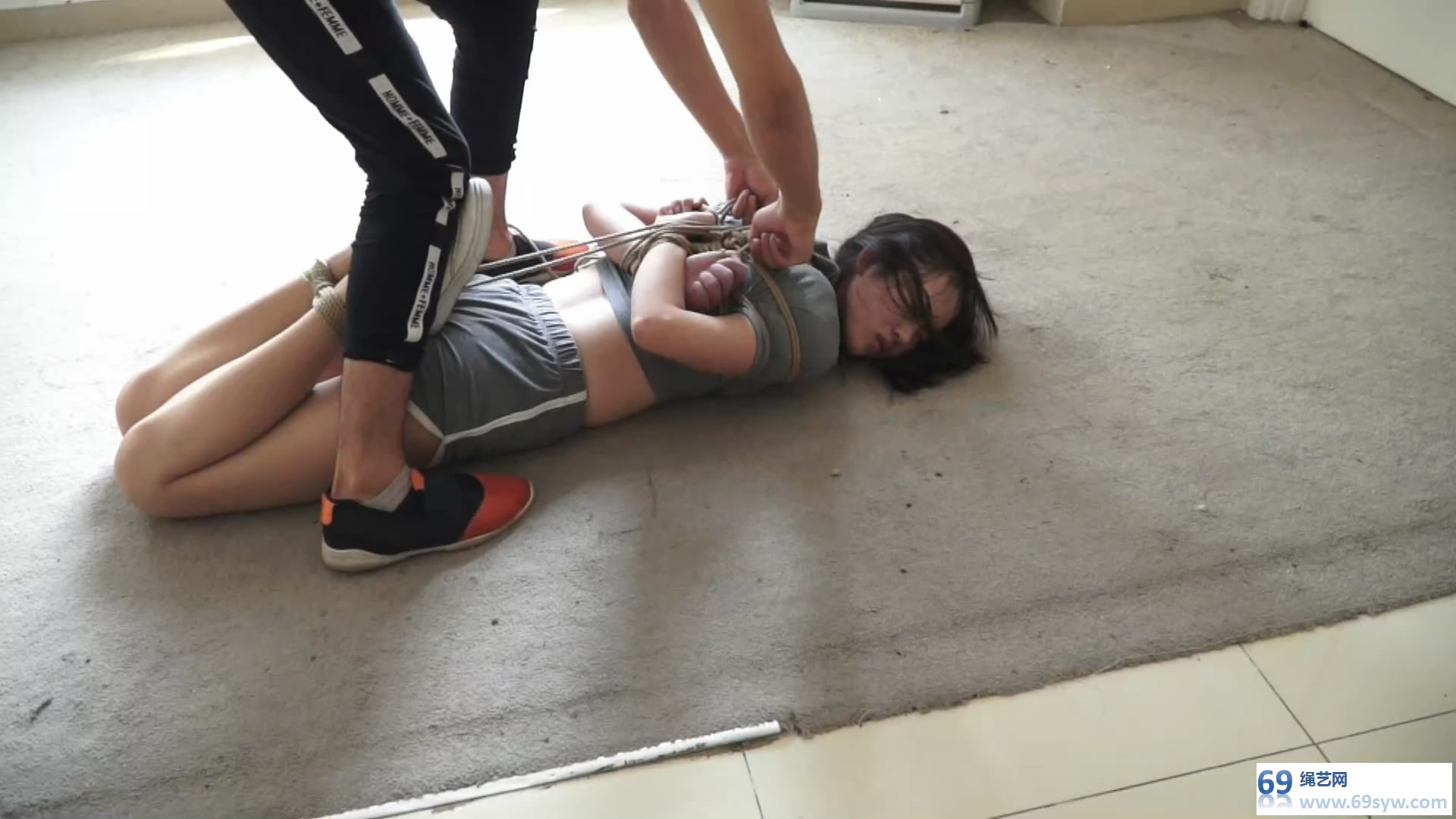  逍遥定制_美女林丹丹回家遭遇歹徒 捆绑 金属/26分钟