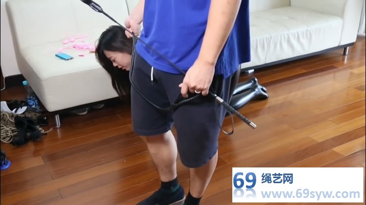  猎美工作室暗夜女怪盗 惨被T教成母狗，爬行，叼物，香舌/27分钟