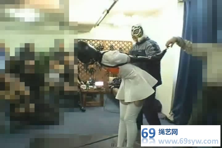 team mikey 胶衣女弩示众拘束（二视角）/27分钟