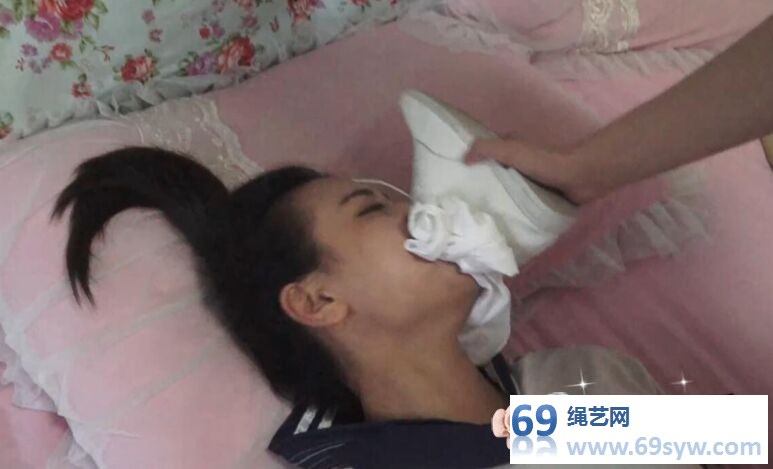  逍遥剧情 白丝的海洋下 OL被迫穿上水手服白丝，沦为丝袜玩物/25分钟