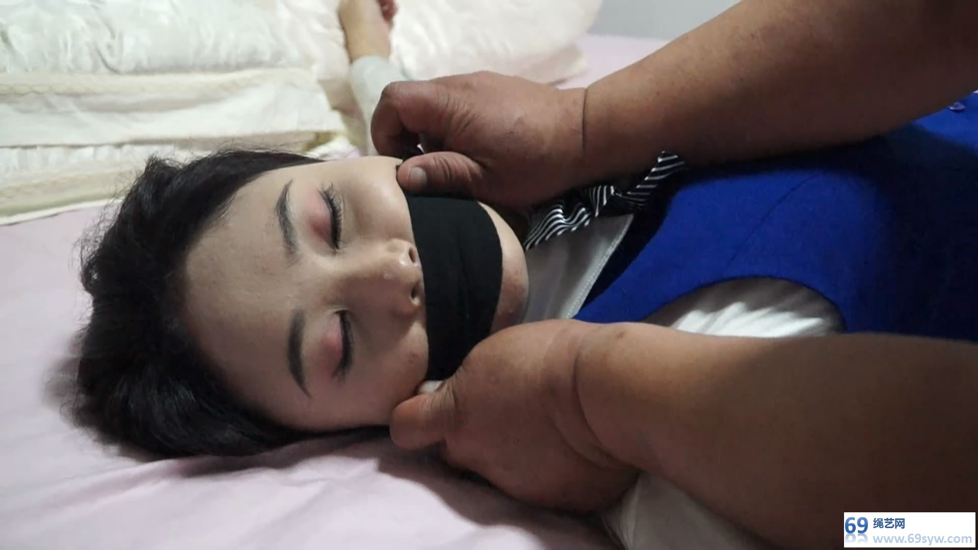 逍遥剧情 绑架空姐 上 制服束缚/22分钟 逍遥剧情 绑架空姐 上 制服束缚/22分钟