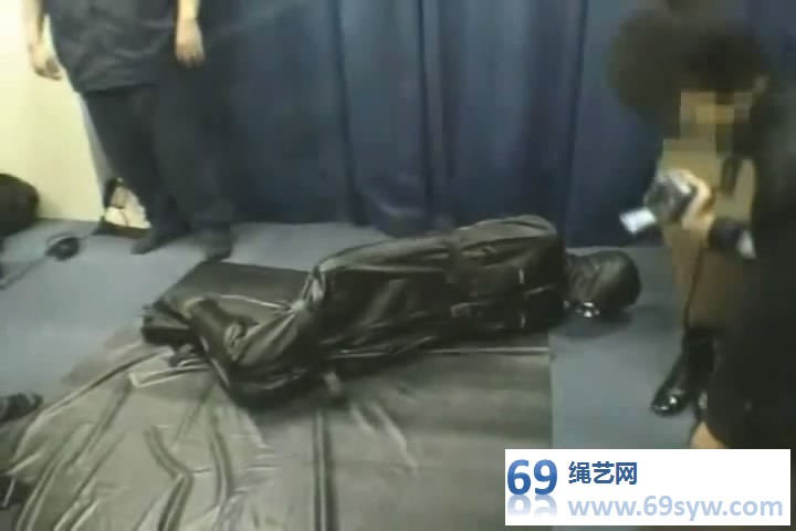 team mikey 胶衣女弩示众拘束（二视角）/27分钟