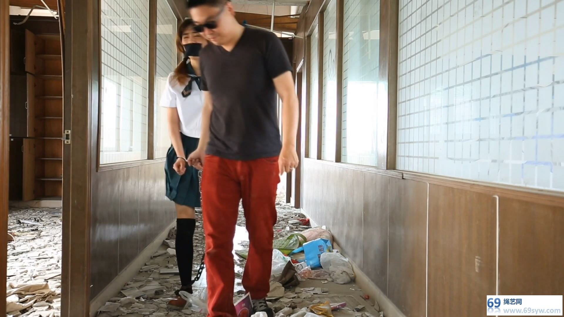 猎美_走进科学变态实验堵嘴指南 上集 萌妹子镣铐自缚被发现/25分钟