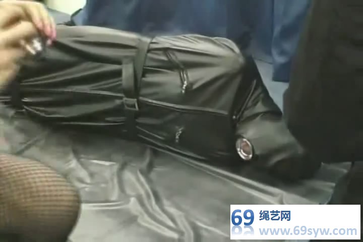 team mikey 胶衣女弩示众拘束（二视角）/27分钟