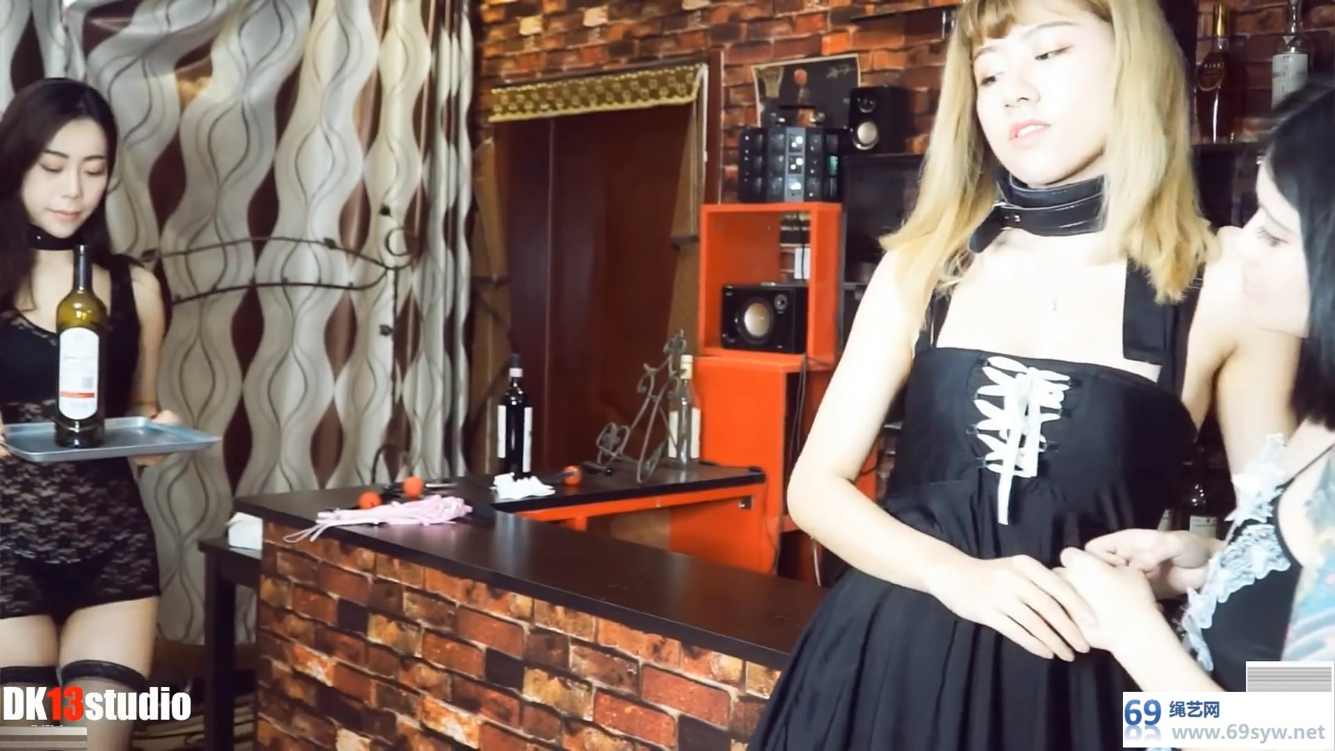  DK13美束馆_女仆游戏1  夏沫,DJ,桃子 丝袜脚踩脸 羞耻play/25分钟