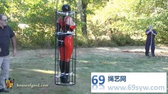  家具站 把老婆穿胶衣拘束起来装在笼子里 再藏到客厅地下/18分钟