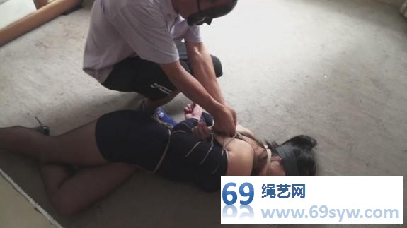 逍遥剧情《黑面人01》，蚕蛹一样的女孩如何在黑暗中找到水？/30分钟
