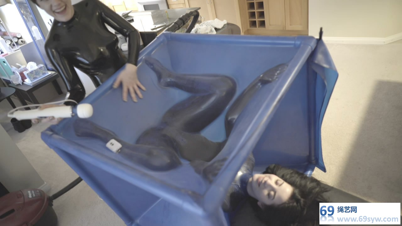  Charlotte Cubed 胶衣美女被封入乳胶方块/38分钟