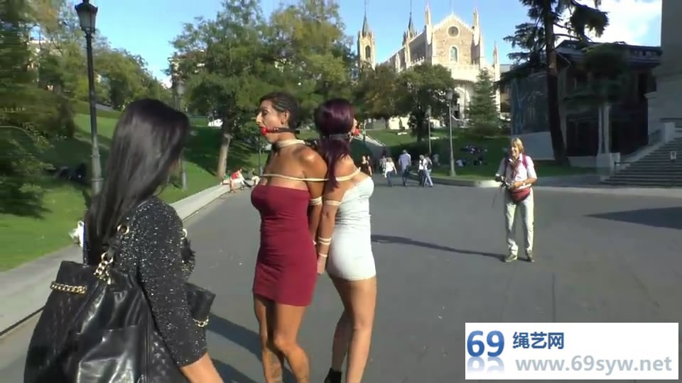 公众T教EVE 两个美女被束缚在广场,还被做成烟灰缸和擦鞋器/18分钟 公众T教EVE 两个美女被束缚在广场,还被做成烟灰缸和擦鞋器/18分钟