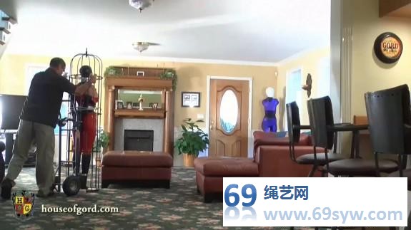  家具站 把老婆穿胶衣拘束起来装在笼子里 再藏到客厅地下/18分钟
