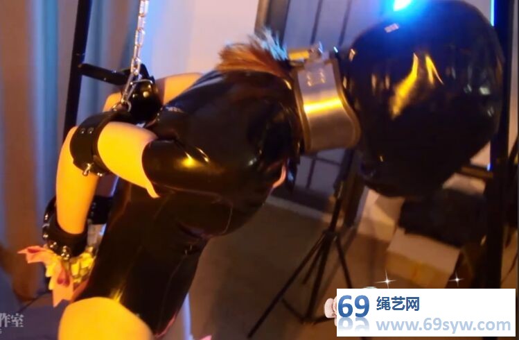 【防化女团】闪闪工作室 【兔】胶衣死库水+头套防毒面具的拘束/26分钟