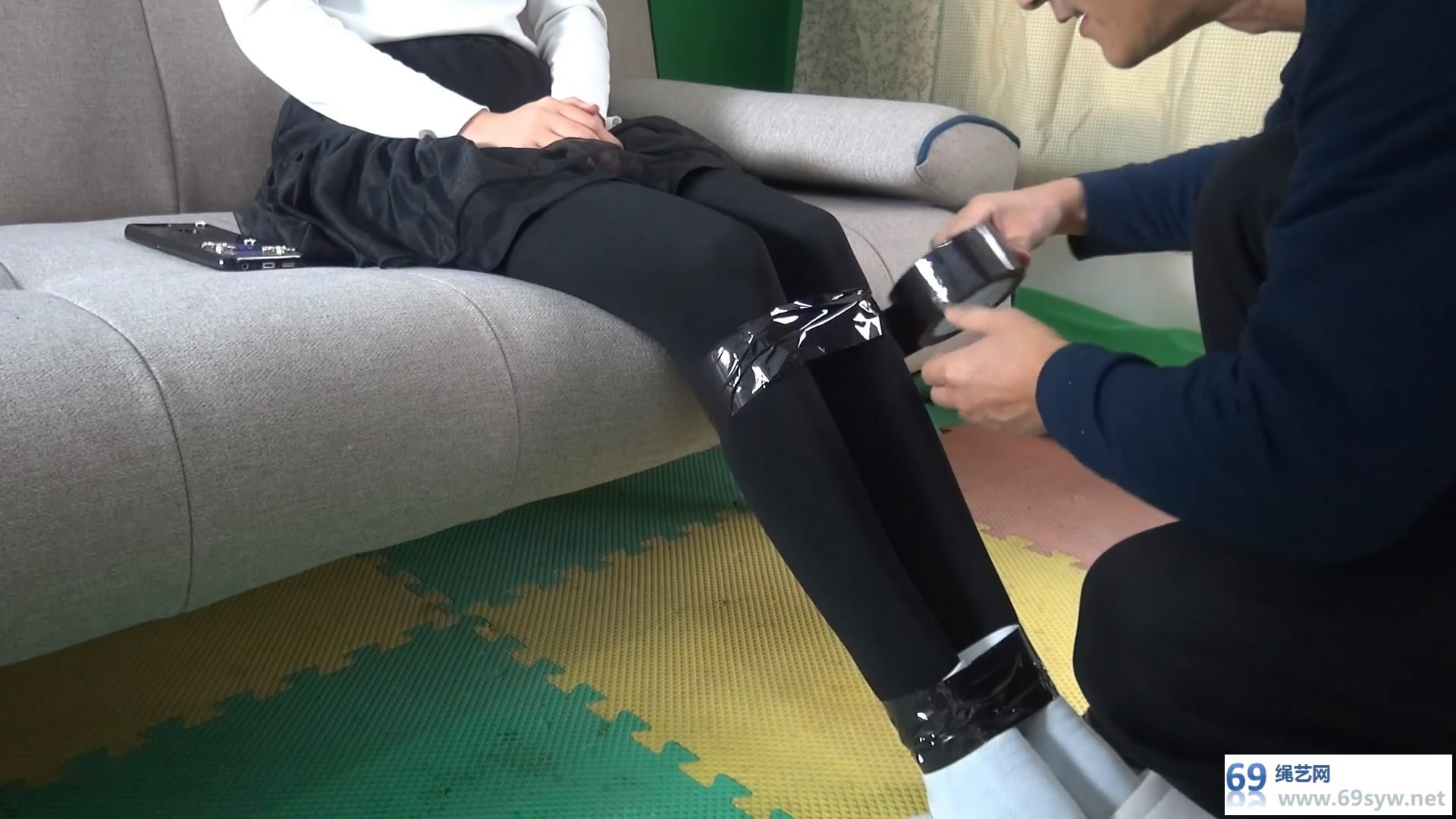  天逸影画_疯狂女人贩 白袜堵嘴/26分钟