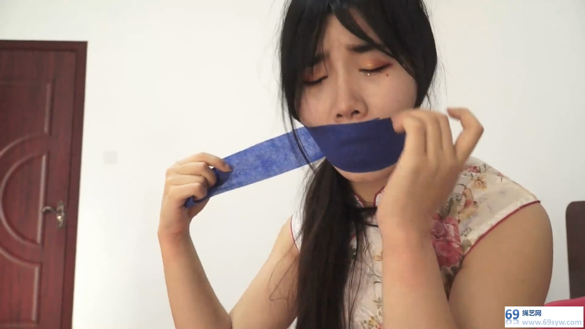 逍遥定制_旗袍肉丝美女吴晗逃跑未遂惨遭二次捆堵折磨/25分钟 逍遥定制_旗袍肉丝美女吴晗逃跑未遂惨遭二次捆堵折磨/25分钟