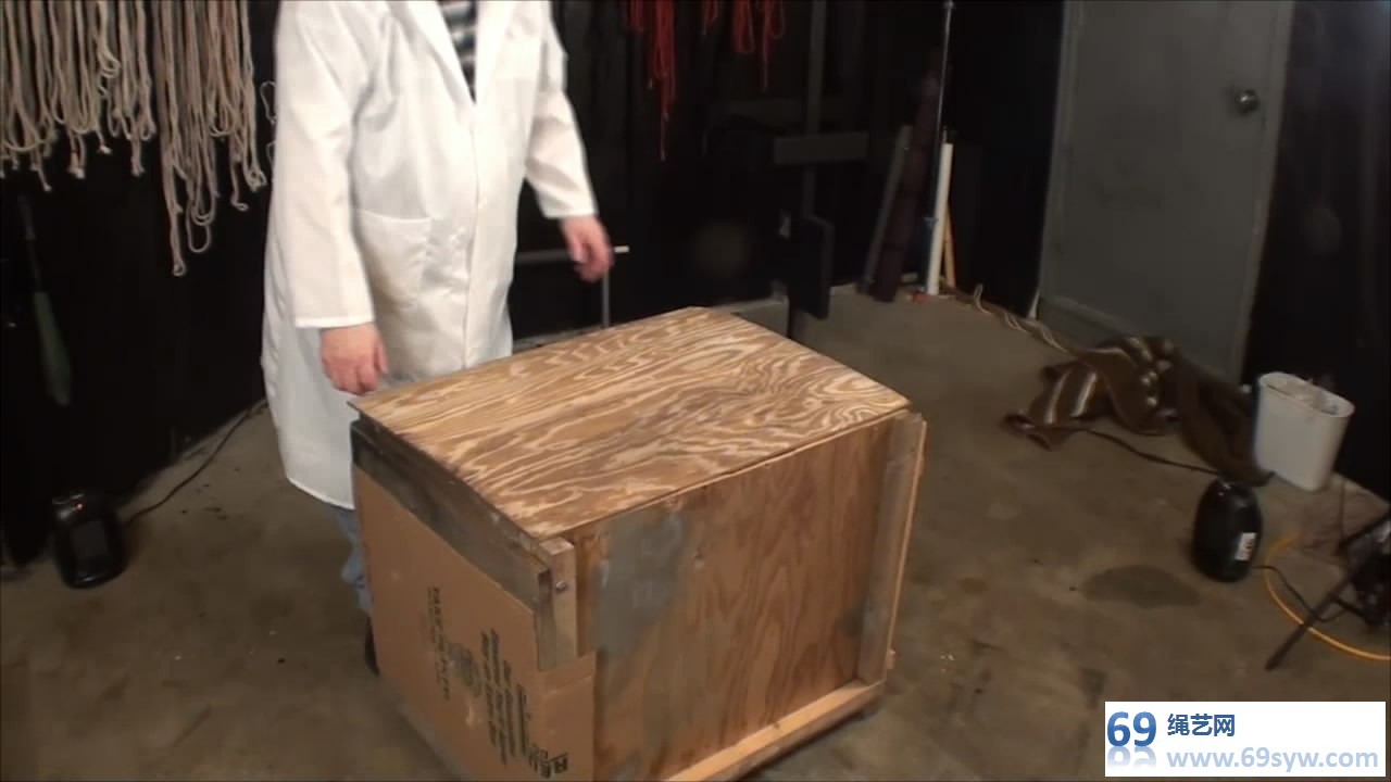  签收箱装美女，再对她进行高跟鞋训练 Box Full of Nyxon/15分钟视频下载
