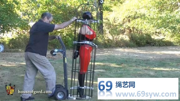  家具站 把老婆穿胶衣拘束起来装在笼子里 再藏到客厅地下/18分钟