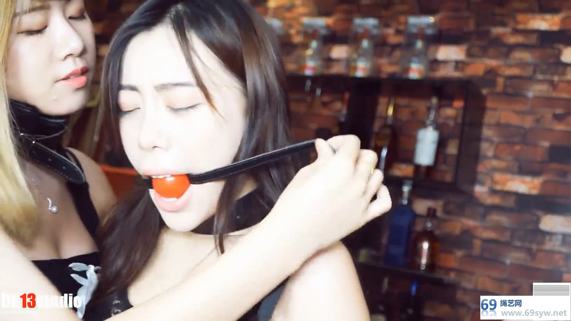  DK13美束馆_女仆游戏1  夏沫,DJ,桃子 丝袜脚踩脸 羞耻play/25分钟