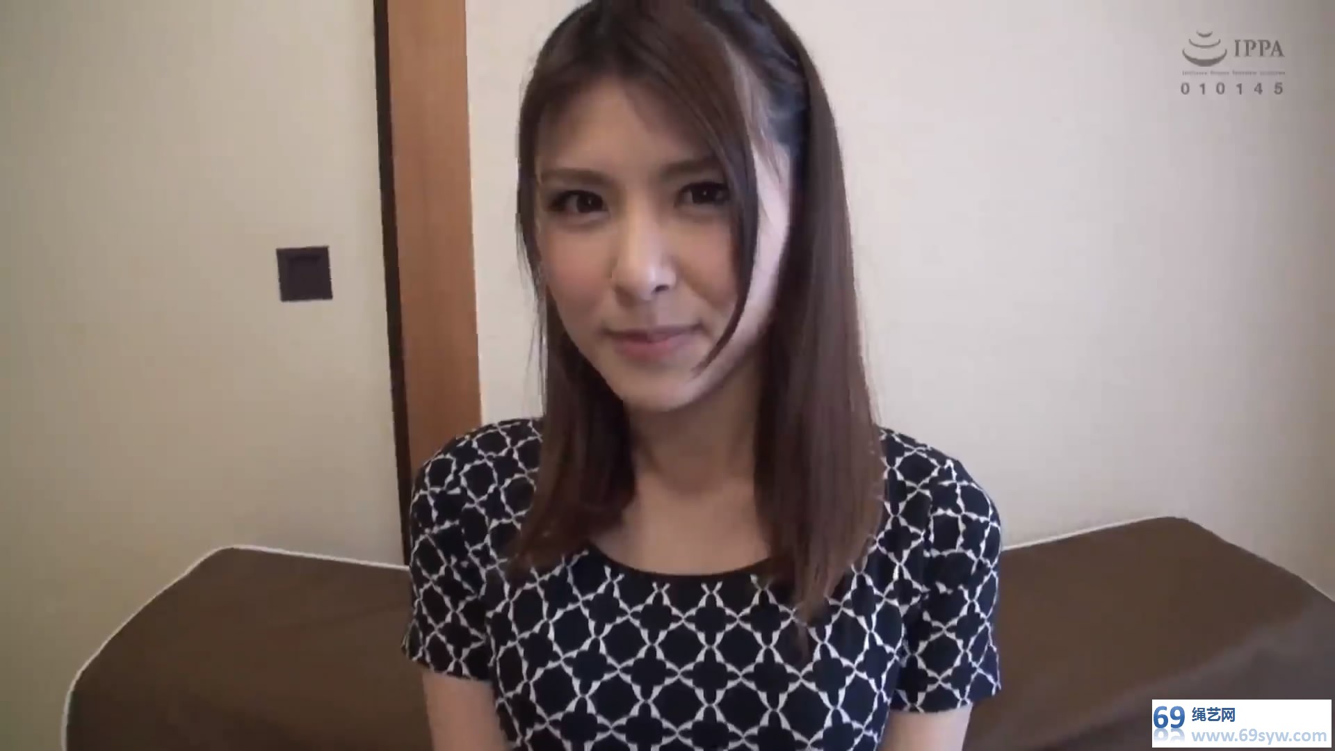  纯丝袜恋物片，这样的美女居然也迷恋丝袜！熟女の美脚を包/23分钟