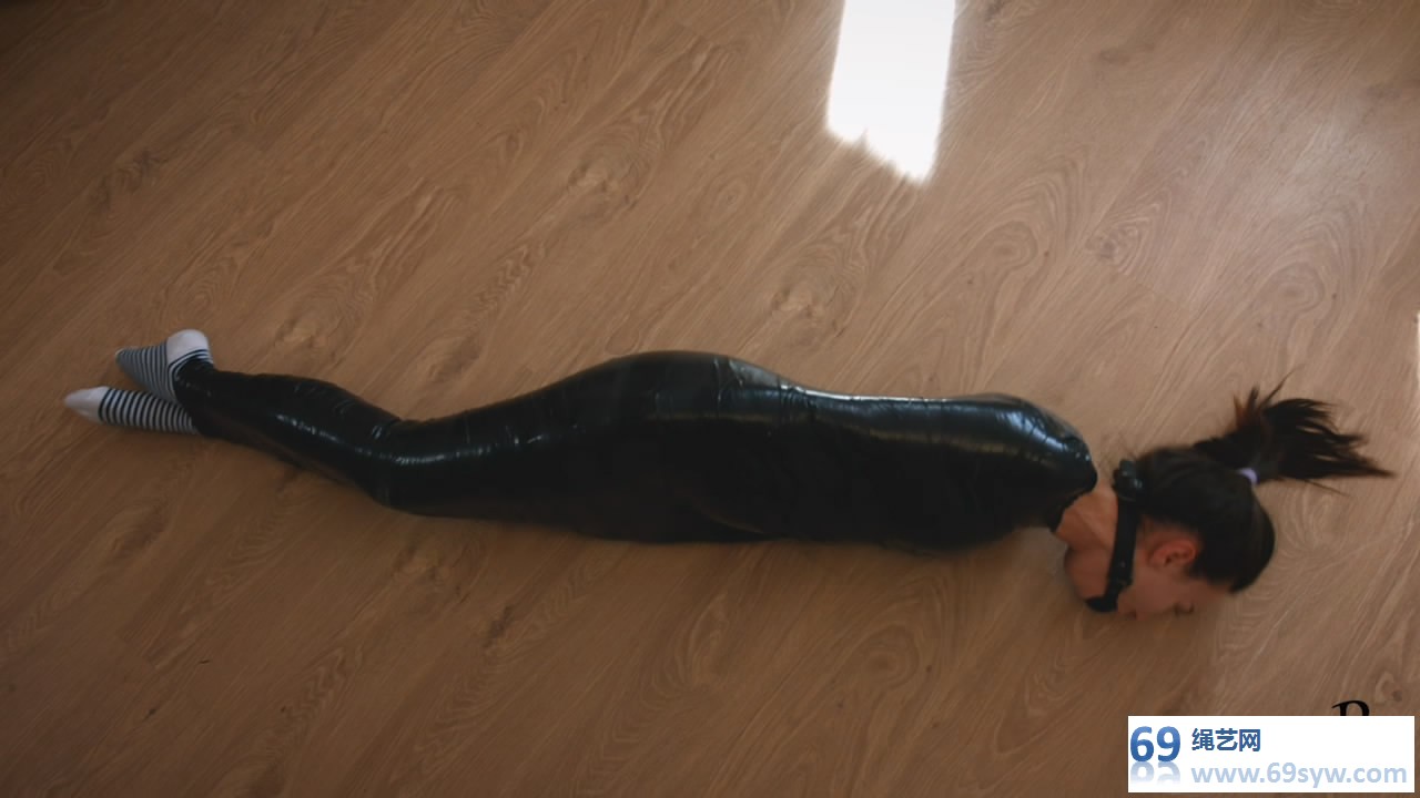 英气长腿美女木乃伊Home girl completely mummified/51分钟