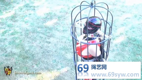  家具站 把老婆穿胶衣拘束起来装在笼子里 再藏到客厅地下/18分钟