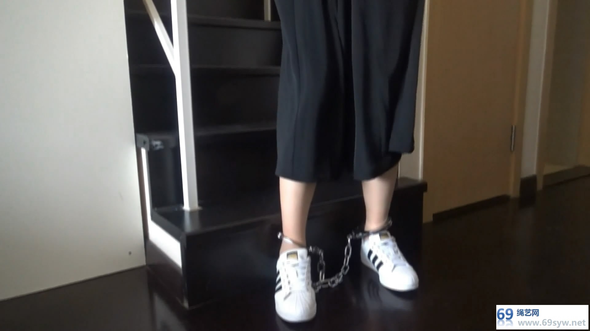   网友原创_约拍绳模，强制TK到求饶 镣铐行走 小白鞋/13分钟/4积分