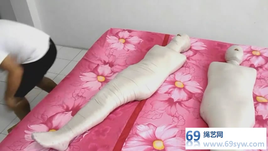  两个女弩被做成全包木乃伊 Beautiful Girl  in Mummification/39分钟