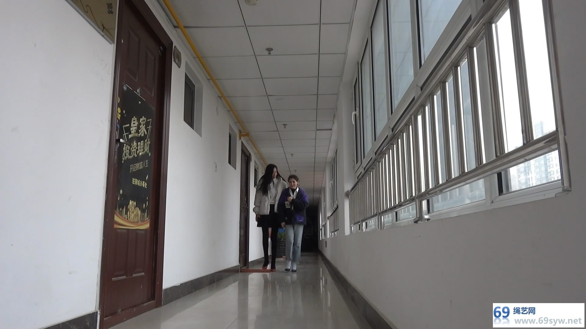  天逸影画_疯狂女人贩 白袜堵嘴/26分钟
