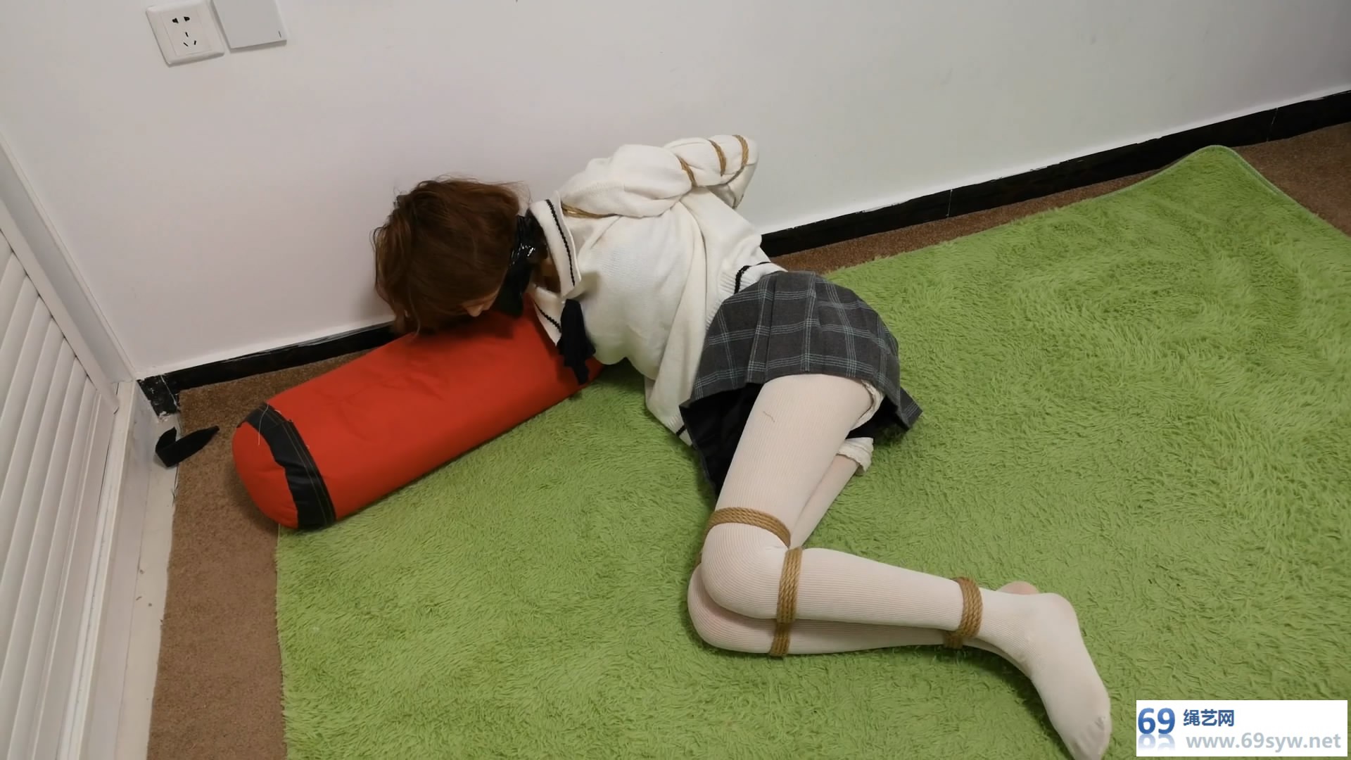  随心原创_长腿白丝学妹 媛媛遭劫/34分钟
