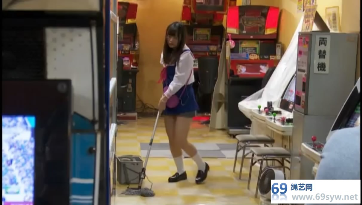  高颜值女学生兼职 内置强制贞操带上锁，人群中的羞耻play/21分钟