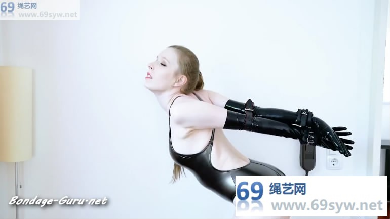  欧美高颜值 长腿乳胶泳衣革拘束 Cobie in REALISE N-908/14分钟
