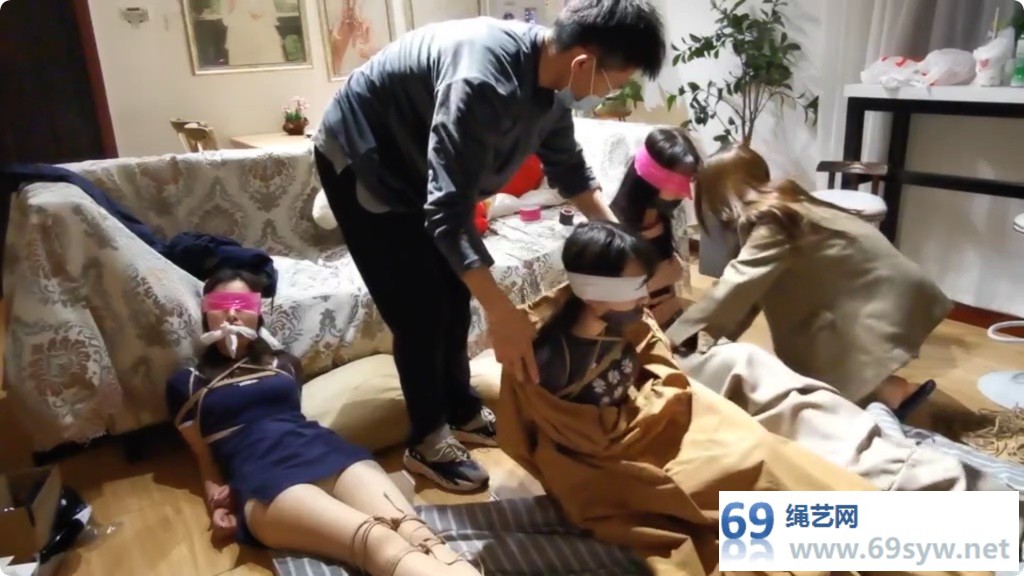 奥特曼也很酷_三个美女的捆绑惩罚游戏 2 姗姗/76分钟