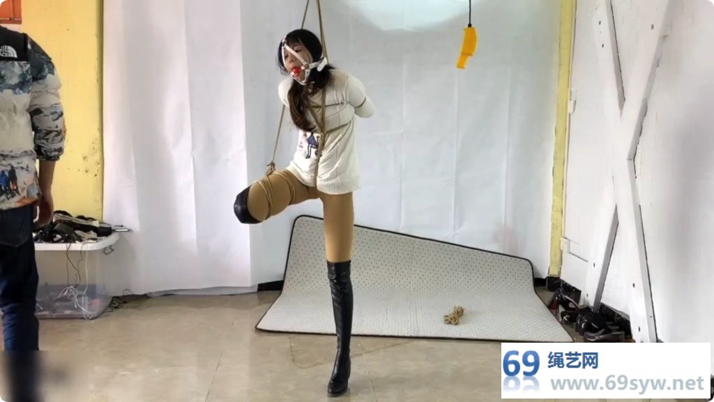 CLZ_思思长靴 美腿展示 单脚吊 股绳勒得很紧/17分钟