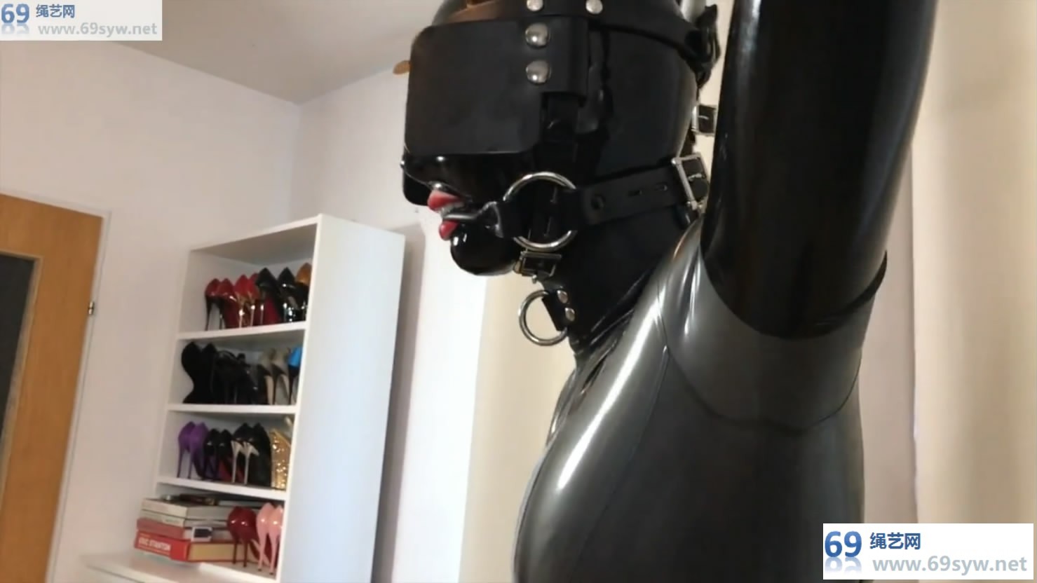  乳胶母马高跟行走训练：20CM超高跟+芭蕾虐足夹板latex_pony/22分钟