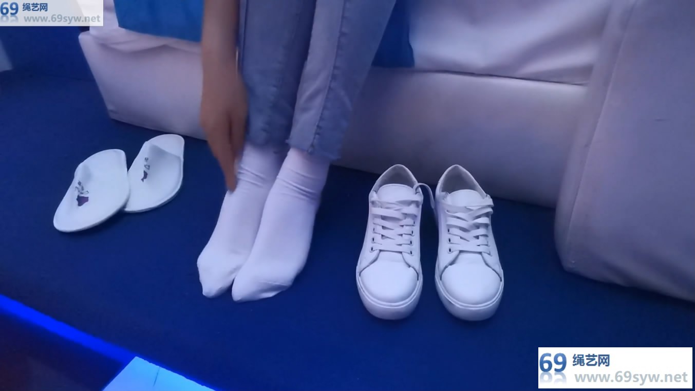  小白鞋+白袜 入室捆绑 丝袜堵嘴白袜牛仔裤美女 凌薇/35分钟