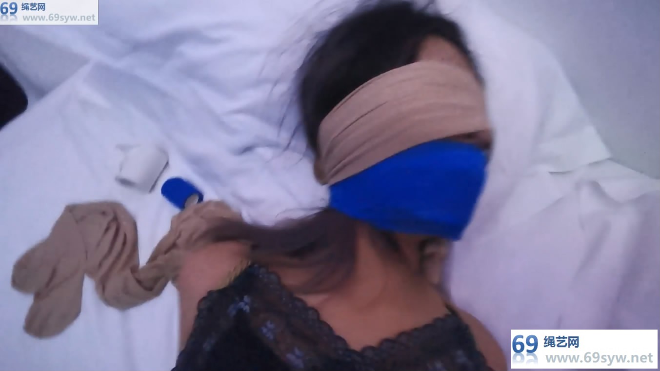  小白鞋+白袜 入室捆绑 丝袜堵嘴白袜牛仔裤美女 凌薇/35分钟