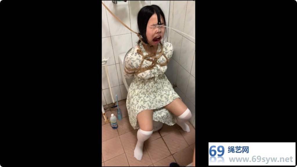 玩奴 厕所虐颜T教 强制张口喷射/14分钟
