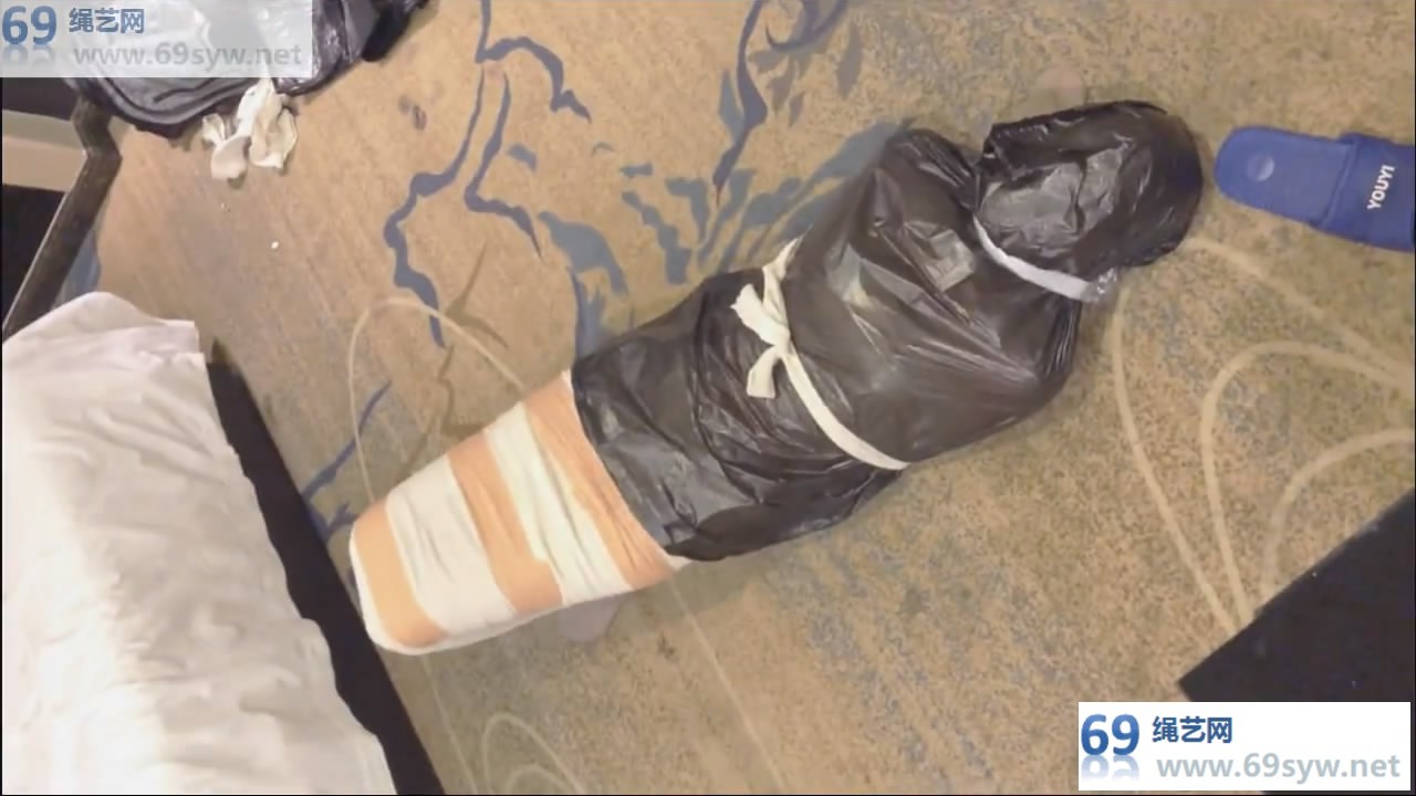  BTK 灰丝超紧木乃伊包裹一小时妹子意识模糊把自己当成木乃伊/67分钟