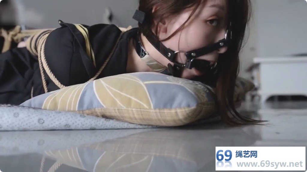 心悦艺束_黑丝少女筱筱的捆缚游戏 放置蠕动爬行/25分钟